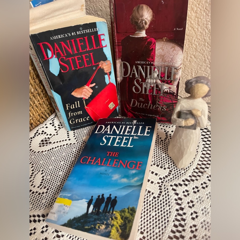 3 Lot Danielle Steel Paperback Novels:  Romantic -Suspense Dell /Random House